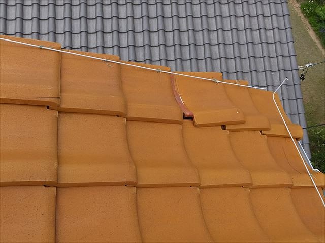 岐阜市で瓦屋根から雨漏り、瓦のズレが起こり、のし瓦がゆがんで隙間が発生